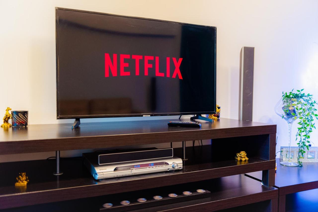 Comfy Apartment With Private Parking And Netflix Букурещ Екстериор снимка